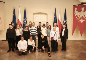 Uczniowie i nauczycielki w sali Pałacu Prezydenckiego