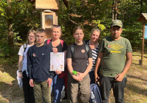 Uczniowie i nauczycielka z dyplomem ukończenia rajdu PTTK