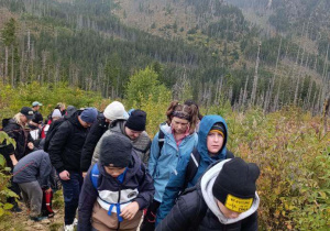 Uczniowie na górskim szlaku