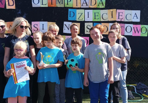 Reprezentacja dziecięca naszego óśrodka z nauczycielkami z dyplomem za udział w olimpiadzie