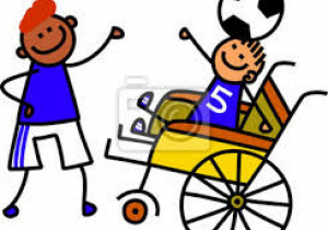 zdjęcie przedstawia uczniów grajacych w piłkę, jeden z nich jest niepełnosprawny , siedzi na wózku